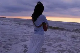 如果女人是男人身上的一根肋骨，那我就是被吸毒男友踢断的那一根图片