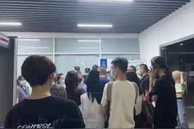 近千名赴英留学生签证无故超时，学生和家长堵在签证中心催签图片