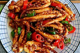 你还在为每天吃饭没有胃口吗？巨下饭爆炒鱿鱼须，香辣入味秒光盘图片