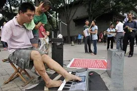 用脚弹琴的男孩儿图片