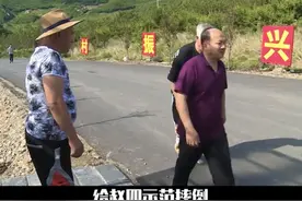 63岁赵本山太操劳，近照暴瘦满头白发好显老，片场摔倒破皮惹人忧图片