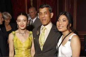 68岁泰王老当益壮，右手搂最美前妻左手搂护国公主，现人走茶凉图片