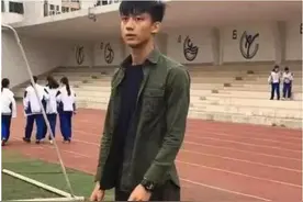 初中老师颜值太高，惹孩子疯狂追求，爸爸看不惯：老师去教小学吧图片