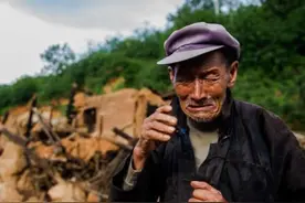 7旬老人被赶出家门无处可去，英雄身份曝光后，政府送来30万现金图片