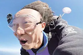 发量不够，发型来凑：陈奕迅的卷发好经典，45岁看起来只有25岁图片