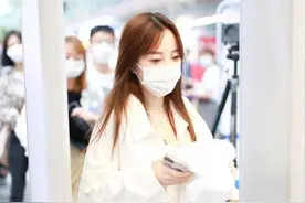 李小璐是“阿姨辈”最会打扮的，白色衬衫配单车裤，洋气又减龄图片