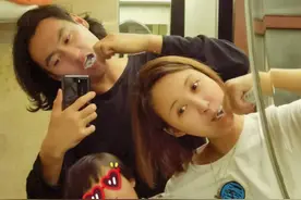 张歆艺晒全家福庆结婚四周年，一家三口同框刷牙，歪头杀温馨十足图片