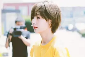 “绝美撕漫脸”赵粤真的很会穿，抹茶绿露腰上衣好清新，身材极好图片