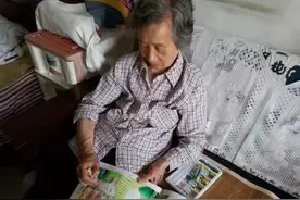 银发女儿给妈妈当“妈妈”图片