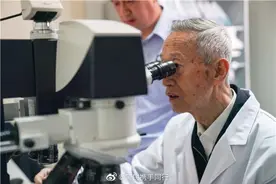传奇的英雄 无悔的忠诚——记刑侦痕迹检验专家崔道植图片