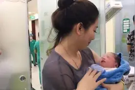 女子第一次见到新生儿，众人以为是孩子阿姨，听到身份后无法淡定图片