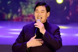 大衣哥出轨还偷税漏税？本人否认只是和粉丝拥抱，将用法律维权图片