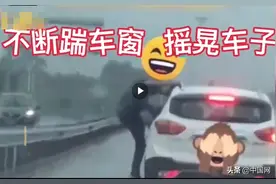男子骑车示爱遭拒强行挂女子车上 网友：太恐怖了图片