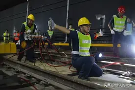 实拍：火车脱轨之后是如何复轨的图片