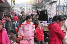 接娃放学的“睡衣妈妈”火了，自己方便省事，孩子却没了尊严图片