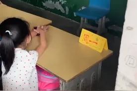 笑哭！湖南一女孩的名字叫“周一”，不料后排男孩的名字更特别图片