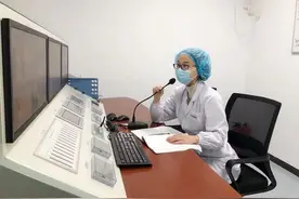初中生学习压力太大，耳朵突然听不见了图片