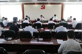河南省安阳市召开市委常委议军会图片