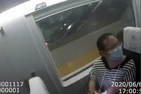 仅剩10分钟发车，女乘客急得直掉泪！西安地铁执法队员一路飞奔护送母女二人顺利搭乘高铁图片