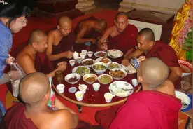 印度佛教徒吃的素食，穷人根本吃不起，美国学者：难怪他们不吃肉图片