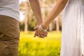 老公不愿碰你说明什么？男人不愿碰老婆的表现图片