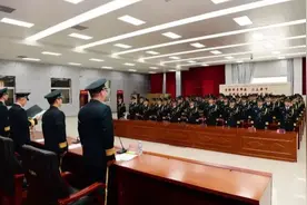 火箭军某部隆重举行晋衔仪式图片