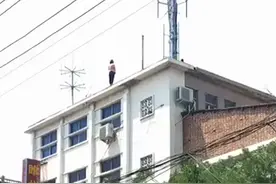 闪耀火焰蓝 || 商丘：情侣吵架女子欲轻生跳楼 消防员一把抱住将其拉回图片