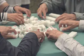 故事：妻离子散，痴迷于麻将的男人最终死在了麻将桌上图片