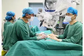 身材高大却患无精子症，医生在显微镜下切开睾丸取精……图片