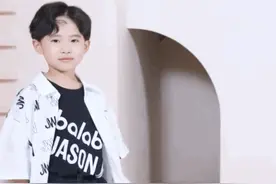 易烊千玺弟弟上封面，五官比哥哥清秀，但大脑门和发际线一模一样图片