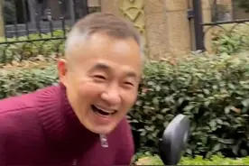49岁主持人程雷曝近况，头发花白皱纹横生，推车吆喝显落魄图片