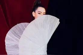 戚薇的时尚穿搭来袭，各种style随意切换图片