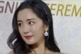 杨幂穿紫色抹胸长裙好优雅！大眼睛对镜头放电，鸽子蛋钻戒太抢镜图片
