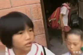 7岁姐姐当“妈妈”，一个人照顾弟弟妹妹，结局感人！纪录片图片