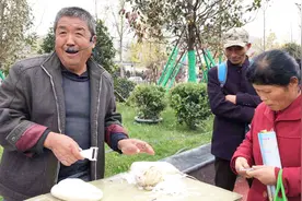 农村大叔卖削面刀说顺口溜张口就来，太有才了，听一次笑一次视频封面