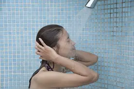 女性洗澡时也会站着排尿？除了爽，还有2点原因，别不好意思图片