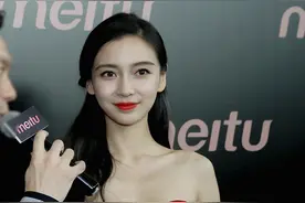 Angelababy被黄中磊公主抱，一身气质服装，却有一种凌乱感图片