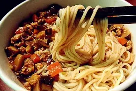 孩子早餐可以吃这道面，香菇与猪肉完美搭配，怎么吃都不腻图片