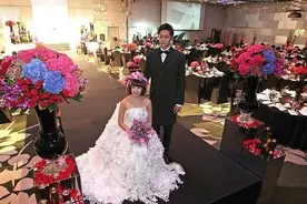 婚宴现场！伴郎遭亲戚羞辱，新郎当众发火掀翻酒桌，新娘掩面大哭图片