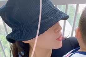 章子怡分享儿子第一次叫妈妈，汪峰视角下的母子俩玩亲亲，超有爱图片