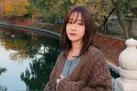29岁刘美含“发育过猛”了？拿长靴当袜子穿，这腿能比电棒还细图片