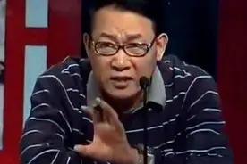 大叔带“桃木剑”鉴宝，称是从祖坟里挖出来的，专家：快埋回去！图片