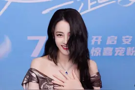 热巴再现“捂胸手”，穿一字领长裙还开高叉，这身材太让人酸图片