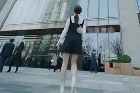 《正青春》出现“怼脚拍”，凸显吴谨言大长腿，正常镜头下才真实图片