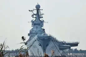 实拍明斯克号航母现状：搁置荒野无人问津，外观依旧霸气图片