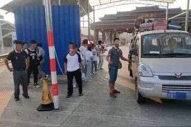 轮胎都压瘪了！小小面包车强行充当“大胃王”  7座车硬塞下16名学生 ~图片