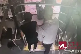 外地女子公交车上胃痛难忍，济南热心司机和乘客联手帮忙图片