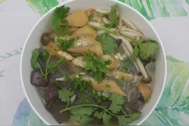 居家自制碗鸭血粉丝汤，营养美味，鲜香诱人，适合全家人的美食图片
