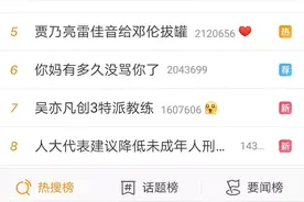 男生给女同桌夹了块肉！老师这段“偷拍”冲上热搜：青春真好啊图片