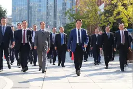 学校开家长会，46位家长全是爸爸：穿西装打领带堪比“名场面”图片